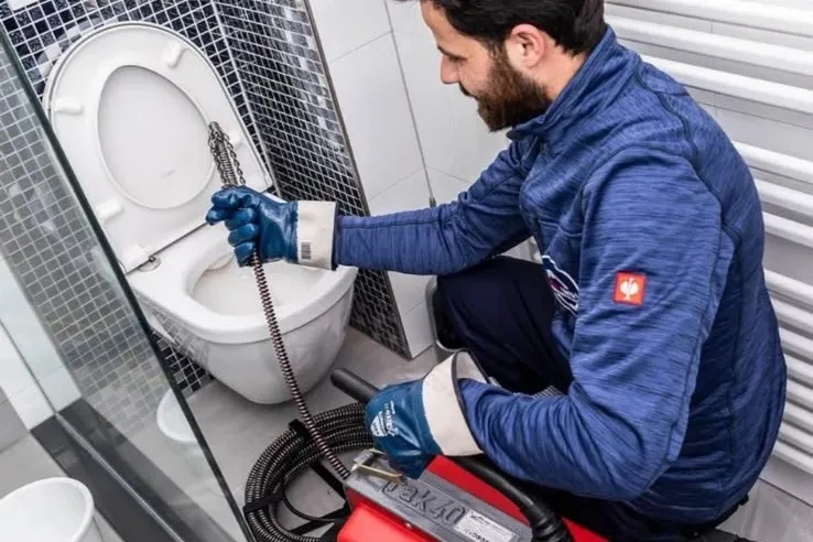 Débouchage d'un WC suspendu au furet électrique