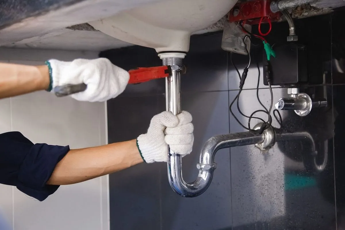 Démontage d'un siphon de lavabo à la clé